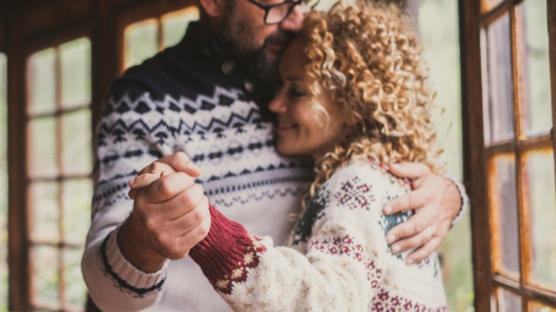 Kryzys w związku, problemy w związku - para przytula się